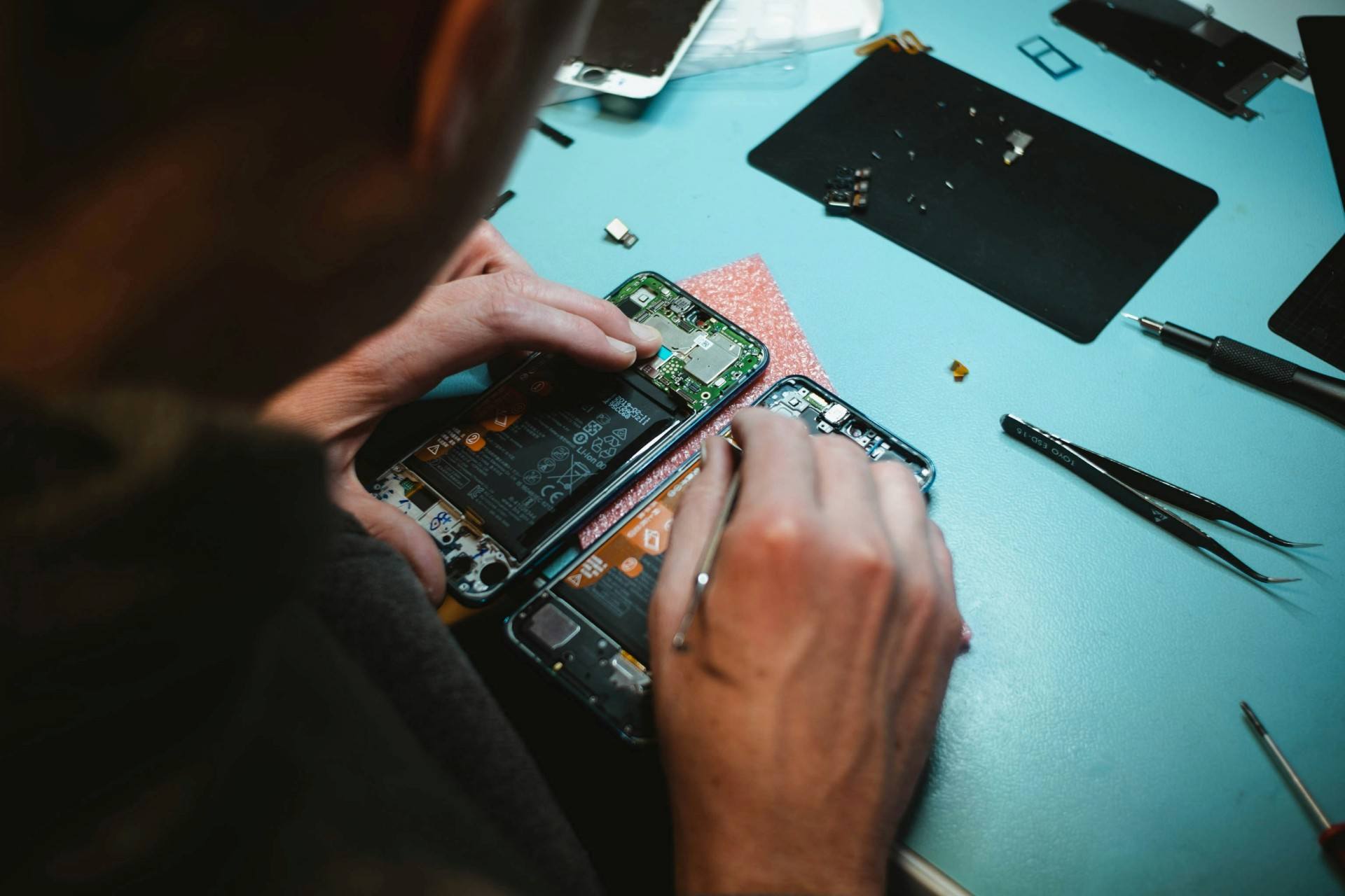 Top Benefits of a Career in Mobile Phone Repair