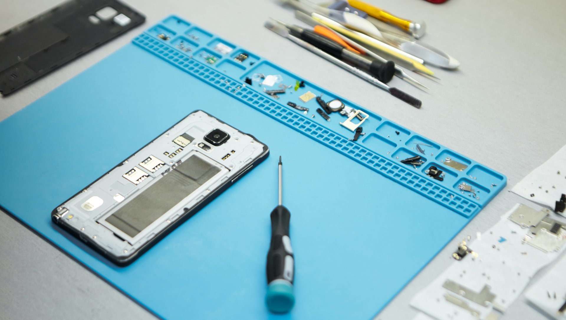 paid vs free mobile repairing course